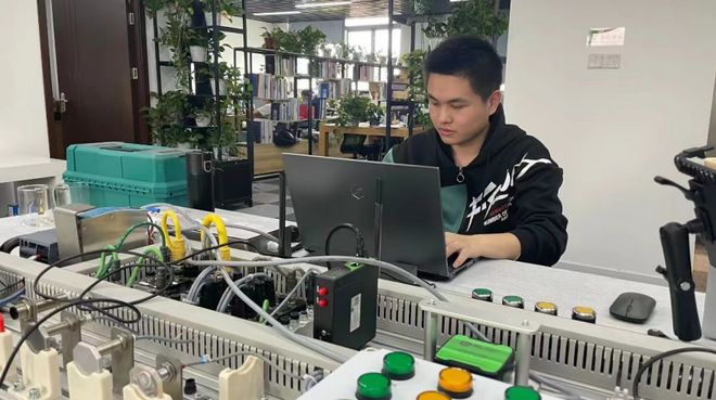 連摘三金！長寧代表隊在上海市第一屆職業(yè)技能大賽網(wǎng)絡技術開發(fā)項目表現(xiàn)搶眼